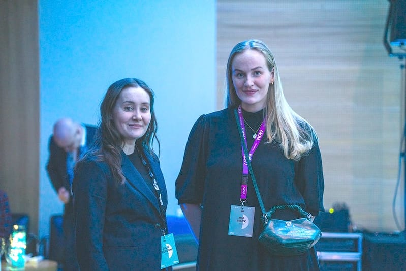 I kulissene: Julie Rendum og Mia Mack i VICAN sørger for at deltakerflyt og praktisk gjennomføring går sømløst på The Edge. Foto: David Jensen/Arctic Frontiers