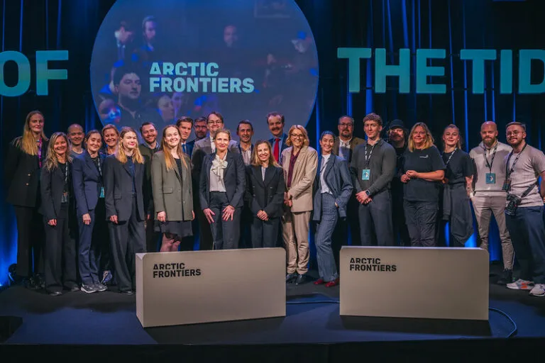 Maskineriet bak Arctic Frontiers: teamet i Arctic Frontiers sammen med produksjonsapparatet som sørger for at en av verdens viktigste Arktis-konferanser går sømløst i Tromsø. Foto: David Jensen/Arctic Frontiers